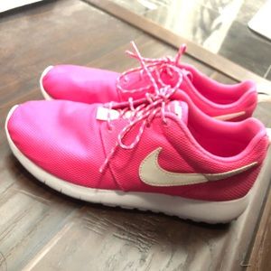 Pink Roshe Nike
